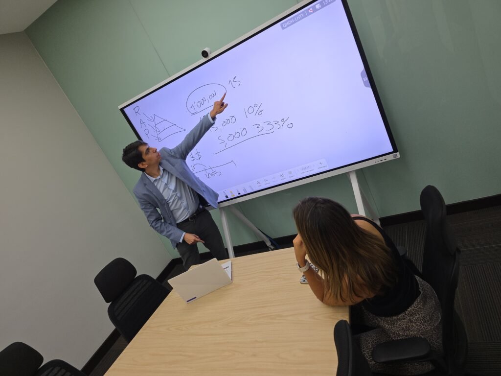 Rodrigo Valdés explicando un plan de protección